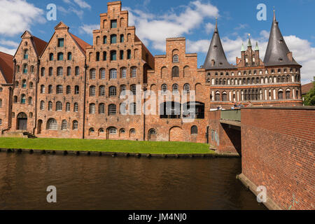 Alten Lagerhäuser für das importierte Lüneburg Salz, Holstentor, Hansestadt Lübeck, UNESCO-Welterbe, Ostsee, Schleswig-Holstein, Deutschland Stockfoto