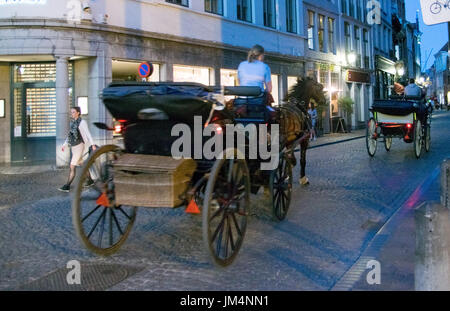 Brügge, Belgien - 26. Mai 2017: Touristen besuchen Sie Brügge in traditionellen Pferdekutsche durch die Stadt. Brügge ist die Hauptstadt und größte Stadt des pro Stockfoto