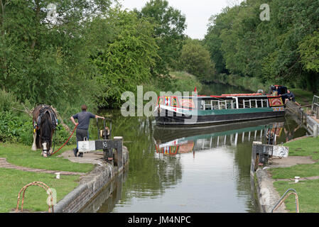 Pferdekutsche Bootsfahrt auf dem Kennet & Avon Kanal am Hampstead Schloss in der Nähe von Kintbury, Berkshire, England UK Stockfoto