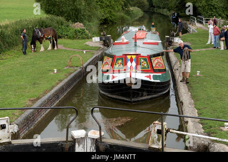 Pferdekutsche Bootsfahrt auf dem Kennet & Avon Kanal am Hampstead Schloss in der Nähe von Kintbury, Berkshire, England UK Stockfoto