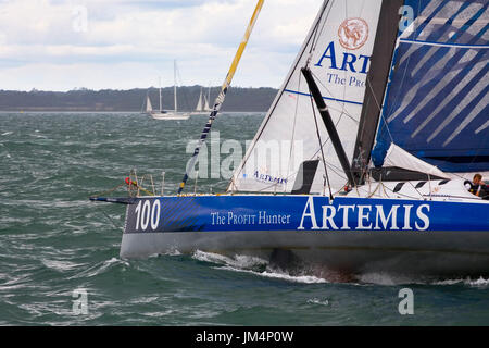 "Artemis Ocean Racing II Open 60" im Meer-Trails im Solent Stockfoto