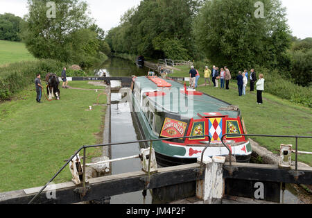 Pferdekutsche Bootsfahrt auf dem Kennet & Avon Kanal am Hampstead Schloss in der Nähe von Kintbury, Berkshire, England UK Stockfoto