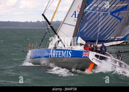 "Artemis Ocean Racing II Open 60" im Meer-Trails im Solent Stockfoto