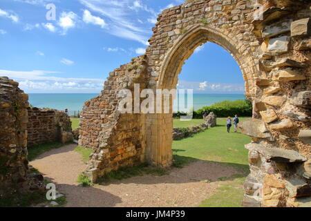 HASTINGS, UK - 23. Juli 2017: Die Ruinen von Hastings Castle in East Sussex Stockfoto