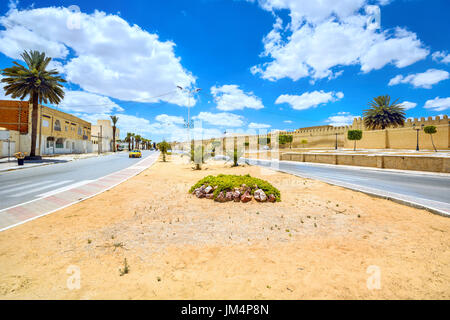 Stadtbild mit Straßen- und Wand der großen Moschee in Kairouan Stadt. Tunesien, Nordafrika Stockfoto