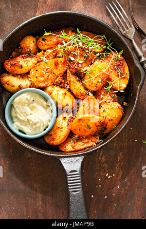 Smoky gewürzt neue Kartoffeln mit Knoblauch Aioli Mayonnaise-dip Stockfoto