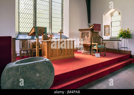 Innenraum mit Stein Taufbecken, Altar und hölzerne Kanzel der Pfarrkirche Balquhidder, Stirling, Schottland, UK Stockfoto