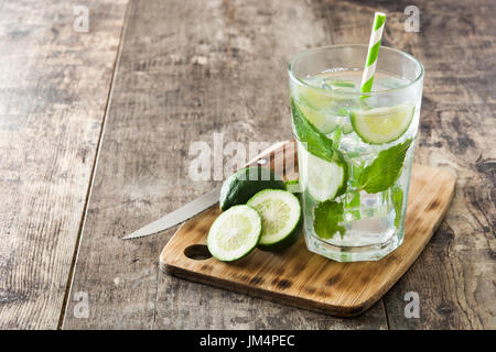 Mojito cocktail im Glas auf Holztisch Stockfoto