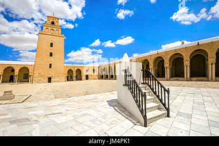 Alte große Moschee und Sonnenuhr in Kairouan. Tunesien, Nordafrika Stockfoto