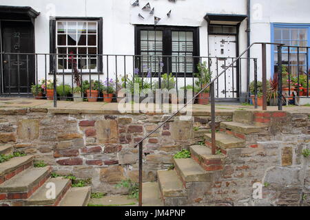 HASTINGS, UK - 22. Juli 2017: Treppe zum mittelalterlichen Häusern in der Altstadt von Hastings Stockfoto