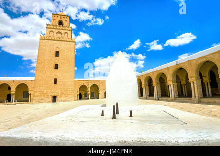 Alte große Moschee und Sonnenuhr in Kairouan. Tunesien, Nordafrika Stockfoto