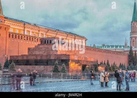 Nachtansicht des Roten Platz in Moskau, Lenin-Mausoleum und russische Regierung Gebäude Stockfoto