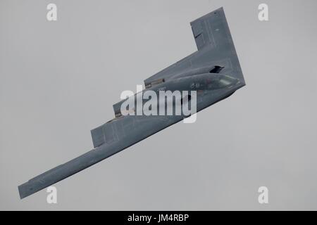 Northrop Grumman B-2 Stealth Bomber Fliege Vergangenheit an der Royal International Air Tattoo anlässlich des 70. Jahrestages der USAF durchführen Stockfoto