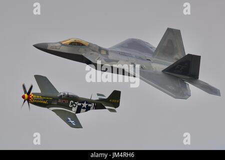 F22 Raptor und p-51 Mustang führen uns Air Force Heritage Flight bei der Royal International Air Tattoo 2017 Stockfoto