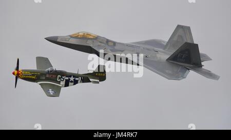 F22 Raptor und p-51 Mustang führen uns Air Force Heritage Flight bei der Royal International Air Tattoo 2017 Stockfoto