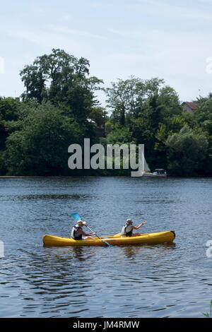 Zwei Personen paddeln Kanu auf Dordogne Fluss, Bergerac, Dordogne, Frankreich Stockfoto