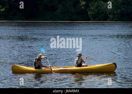 Zwei Personen paddeln Kanu auf Dordogne Fluss, Bergerac, Dordogne, Frankreich Stockfoto