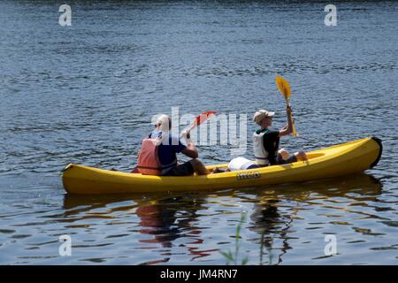 Zwei Personen paddeln Kanu auf Dordogne Fluss, Bergerac, Dordogne, Frankreich Stockfoto