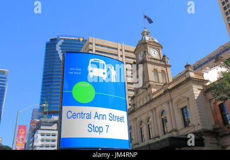 Stadtbus-Haltestelle vor dem Hauptbahnhof in Brisbane Australien. Stockfoto