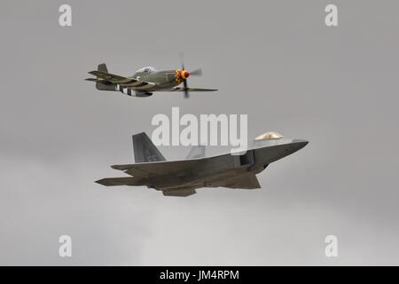 F22 Raptor und p-51 Mustang führen uns Air Force Heritage Flight bei der Royal International Air Tattoo 2017 Stockfoto