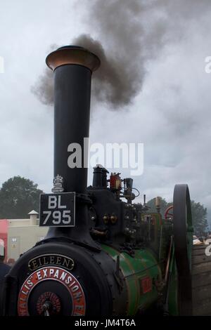 Dampf steigt aus Trichter der Zugmaschine bei Masham Steam Fair, Masham, North Yorkshire, UK Stockfoto