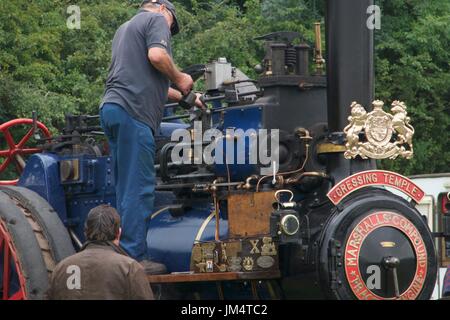 Mann, die Wartungsarbeiten auf Zugmaschine in Masham Steam Fair, Masham, North Yorkshire, UK Stockfoto