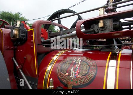 Seitenansicht des Typenschildes auf rote Zugmaschine in Masham Steam Fair, Masham, North Yorkshire, UK Stockfoto