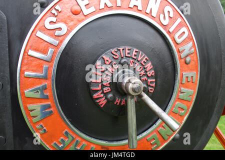 Kreisförmige orange Namensschild auf Zugmaschine in Masham Steam Fair, Masham, North Yorkshire, UK Stockfoto