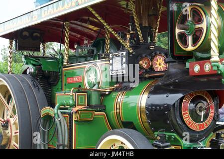 Seitenansicht des grünen Dampf angetriebene Zugmaschine in Masham Steam Fair, Masham, North Yorkshire, UK Stockfoto