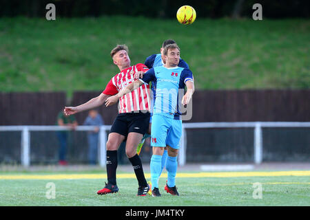 Charlie Lee von Leyton Orient und Ross Wall von unterstützt während AFC unterstützt gegen Leyton Orient, Friendly Match Football Stadium unterstützt am 25. Stockfoto