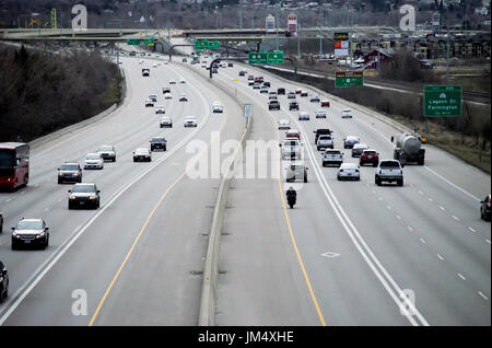 Fahrzeuge fahren auf einer Landstraße in Utah. Stockfoto