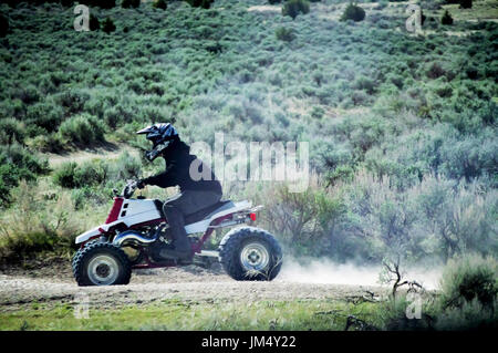 Eine vier Wheeler ATV mit ein Mann reitet auf ihm. Stockfoto