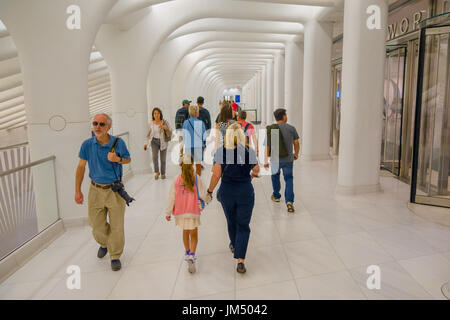 NEW YORK, USA – 5. Mai 2017: Unidentified Passagiere Pass unter der markanten architektonischen, Form der Oculus-Verkehrsknotenpunkt in New York Usa Stockfoto