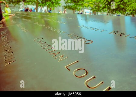 NEW YORK, USA – 22. November 2016: Text hautnah am Denkmal 9 / 11 Denkmal in Manhattan nach der versuchten gegen die Zwillingstürme in New York Usa Stockfoto