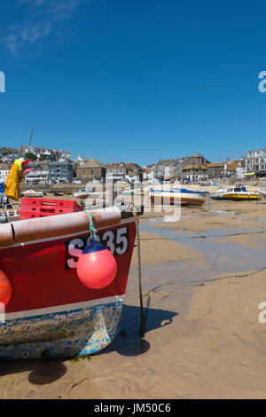 St. Ives Hafen Strand rote Fischerboot und großen blauen Himmel, Cornwall England UK. Stockfoto