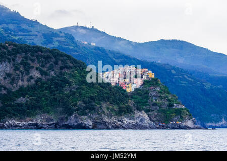 Panoramablick vom Meer nach Corniglia Cinque Terre Italien Stockfoto