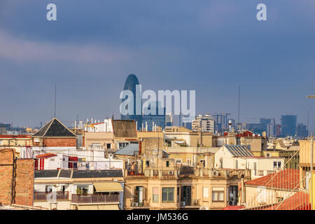 Stadtbild Dach Blick auf Barcelona. Zentriert die modernen Wolkenkratzer Torre Agbar war Torre Herrlichkeiten im Jahr 2017 umbenannt. Es ist ein 38-stöckiger Turm. Stockfoto