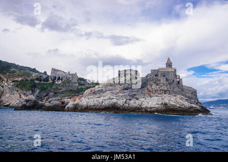 Panorama-Ansichten der Chiesa di San Pietro in Porto Venere eine bunte Stadt an der ligurischen Küste Italiens Stockfoto