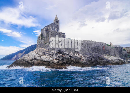 Panorama-Ansichten der Chiesa di San Pietro in Porto Venere eine bunte Stadt an der ligurischen Küste Italiens Stockfoto