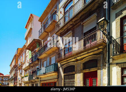 Bunt verzierten Fassaden der traditionellen Portugal Street, sonnigen und lebendigen Farben Stockfoto