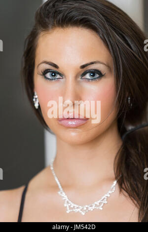 Wunderschöne wunderschöne kaukasischen Brünette junge Frau mit Diamant Halskette und Ohrringe bei Kamera schließen nach oben headshot portrait Model Release: Ja. Property Release: Nein. Stockfoto