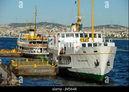 Türkei Istanbul, Fähre am Bosporus / TUERKEI Istanbul, Faehre am Bosporus Stockfoto