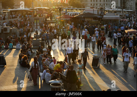 Türkei Istanbul, Eminonu, Leben auf der Straße / TUERKEI Istanbul, Strassenszene in Eminönü Stockfoto