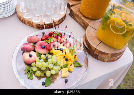 Glas leckeren frischen Limonade mit Eis und Minze. Vorspeisen, Häppchen und Bruschetta, Obst auf Hintergrund. die Fourchette unter freiem Himmel. professionelle c Stockfoto