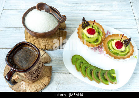 Schale geformt wie ein Lächeln. Lächeln Sie aus Früchten. Dessert in Form von ein kleiner Mann. Kaffee und Kuchen. Stockfoto