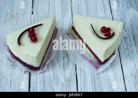 Weiße Käsekuchen mit roten Johannisbeeren. Weißen hölzernen Hintergrund. Stockfoto