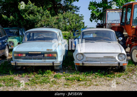 Verschrottet Skoda Autos am Rand einer Garage Vorplatz zala Ungarn Stockfoto