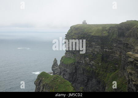 Blick auf die Klippen von Moher mit O'Brien's Tower und Branaunmore meer Stack in County Clare, im Westen Irlands Stockfoto