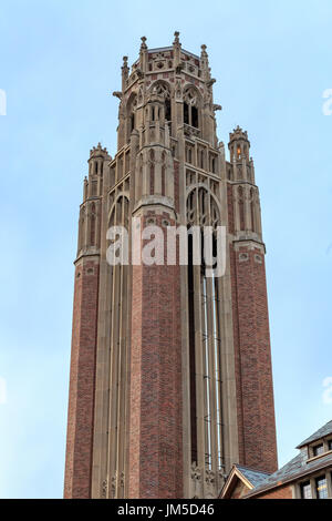 CHICAGO, IL, USA - 4. November 2014: Saieh Hall of Economics auf dem Campus der University of Chicago in Chicago, IL, USA im November 2014. Stockfoto