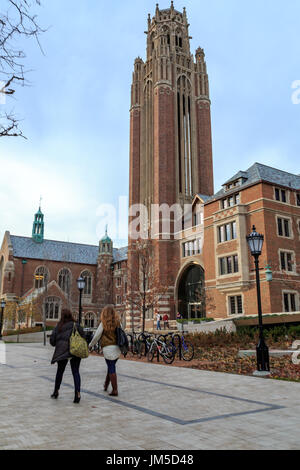 CHICAGO, IL, USA - 4. November 2014: Saieh Hall of Economics auf dem Campus der University of Chicago in Chicago, IL, USA im November 2014. Stockfoto